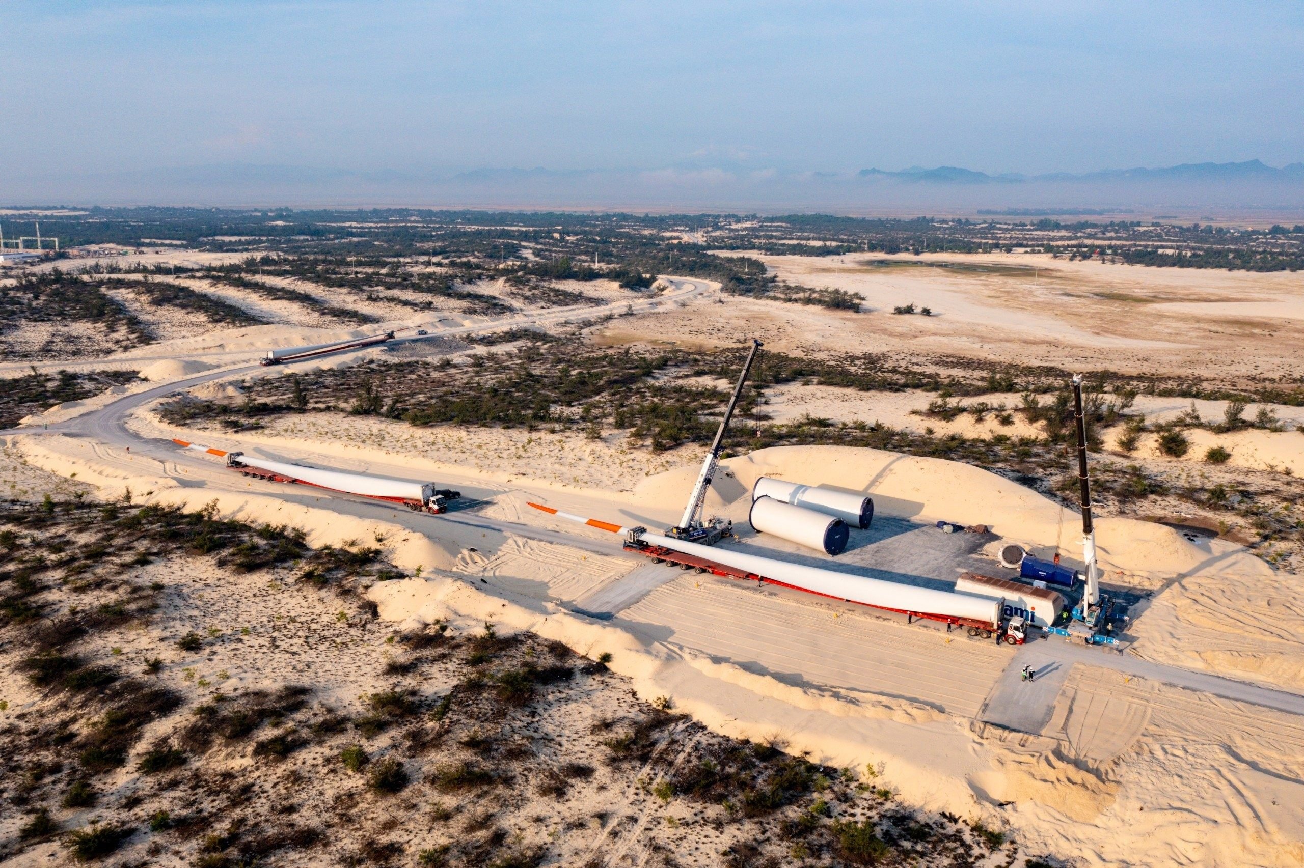 Multiple wind turbine blades positioned during an overland transport operation