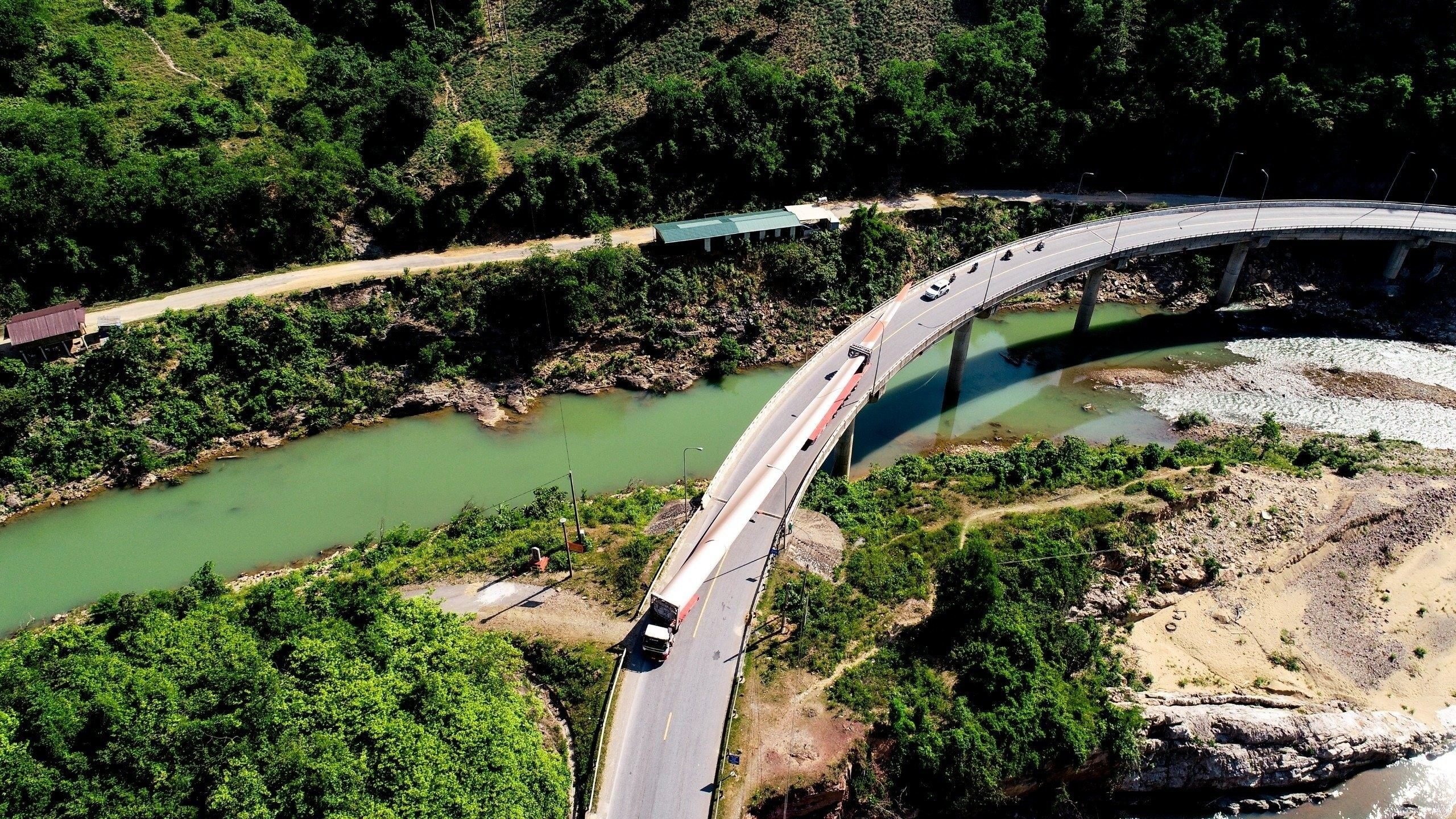 Wind turbine blade transported across a curved bridge